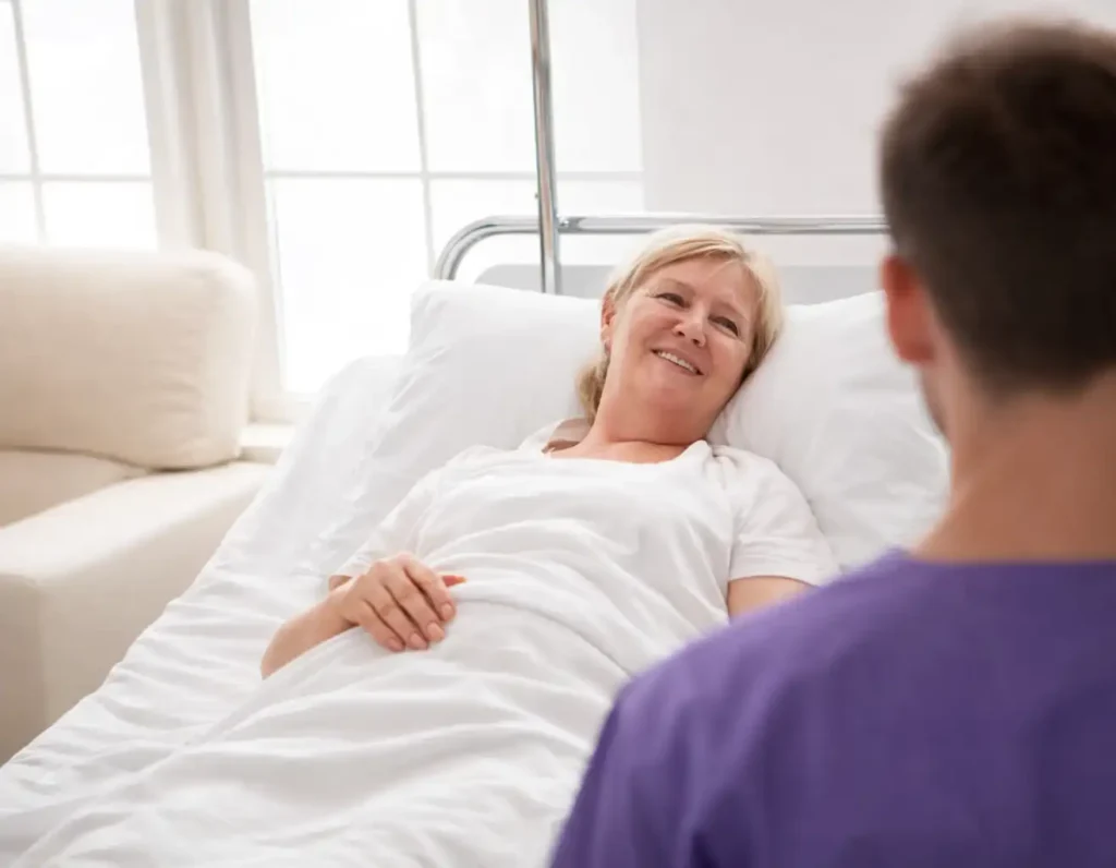 Cuidador hospitalario profesional acompañando a paciente mayor en hospital de Pamplona